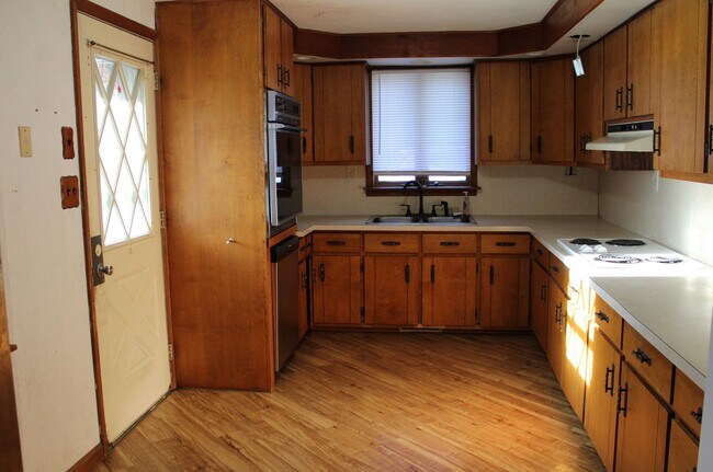 Foto del edificio - Updated 2-Bedroom Semi-Detached Home