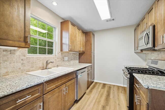 Building Photo - 15910 Timber Valley Dr