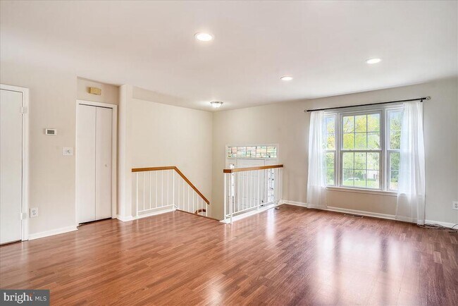 Building Photo - 8830 Thomas Lea Terrace