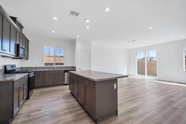 Foto del edificio - 3315 S Primrose Dr