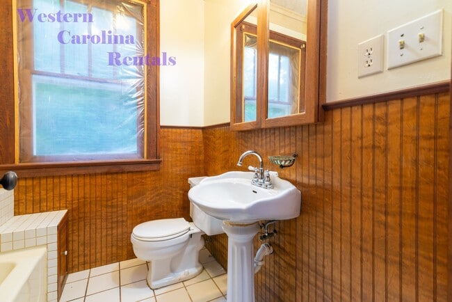 Foto del edificio - Historic House Looking over the beautiful Town of Sylva $1800