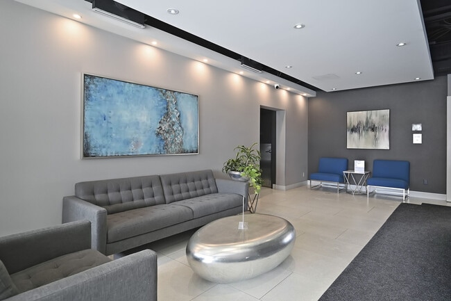 Building Photo - 725 King St W