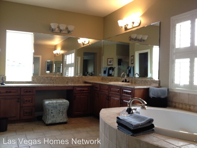 Building Photo - 869 Las Palomas Dr