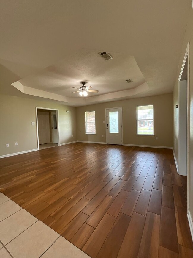 Building Photo - 105 Mayhaw St