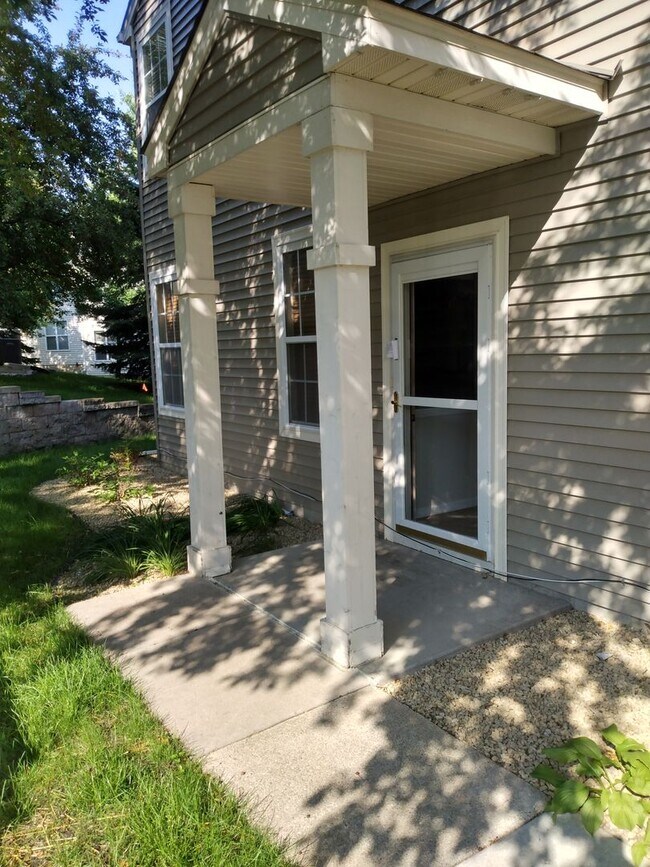 Building Photo - Beautiful 3 bedroom Townhome in Maple Grove