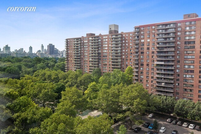 Building Photo - 392 Central Park West