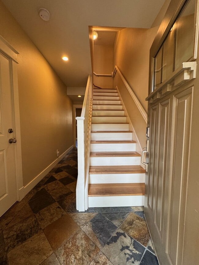 Foto del edificio - Cozy 3 bed 2.5 bath townhome on North Quee...