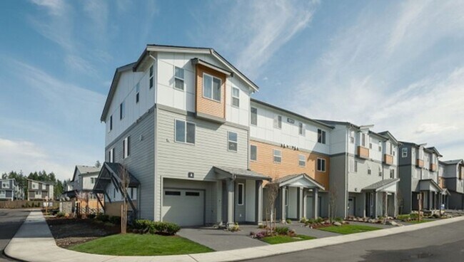 Foto del edificio - Spacious and Beautifully Landscaped 3 bed/3ba Townhome in Central Park