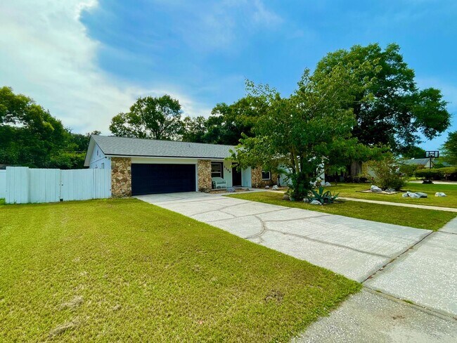 Building Photo - Spacious 4-Bed / 2-Bath Ranch in Rio Pinar...
