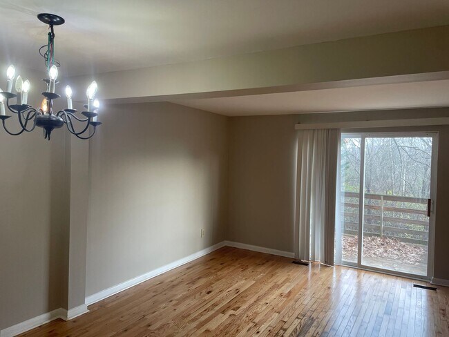 Building Photo - W Knox Townhouse 2BR/1.5BA + Basement