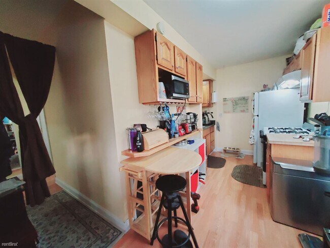 Building Photo - 1 br, 1 bath Condo - 18 Home Ct Apt 1