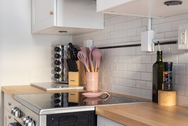 Building Photo - 2015 NW Flanders St