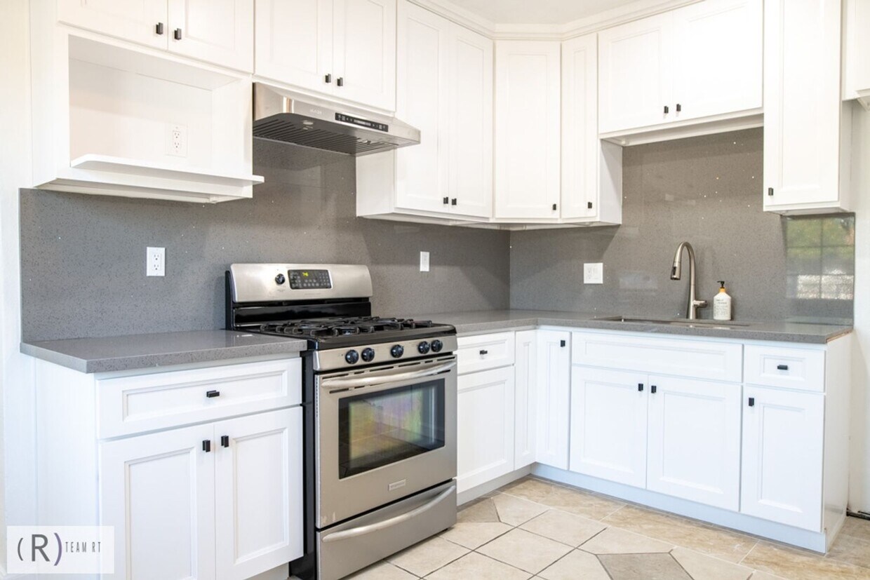 Primary Photo - Charming and Classy Newly Renovated 2 Bedr...