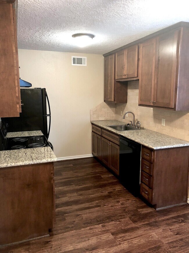 Building Photo - 1008 N Houston Ave