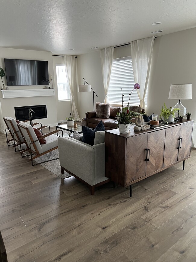 Building Photo - 991 River Vine Dr
