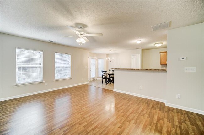 Building Photo - 449 Colonial Walk