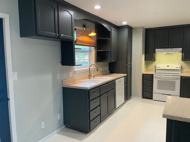 Building Photo - 1/2 months rent off- Lovely 3 Bedroom, 1 B...