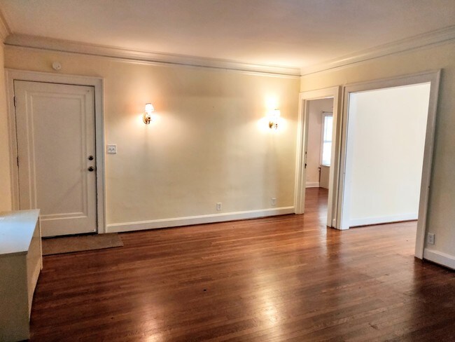 Building Photo - 1108 W 49th St
