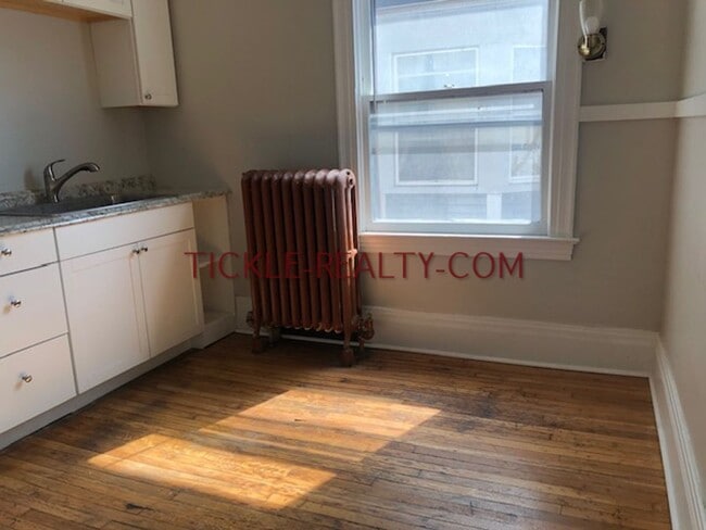 Building Photo - 376 Alexander Street