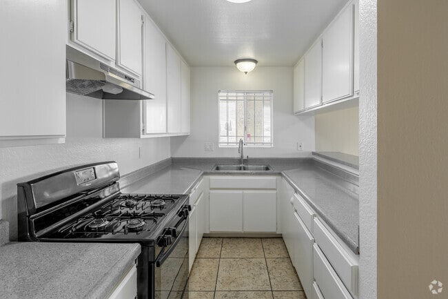 2 habitaciones, 2 baños - 700 pies cuadrados - Cocina - 1636 East 6th St.