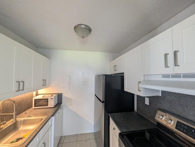 Foto del edificio - 1203 N Benoist Farms Rd