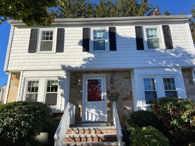 New England colonial - 27 Clearwater Dr
