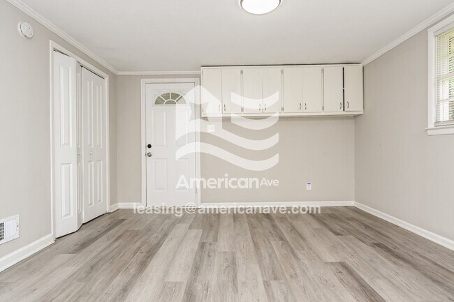 Building Photo - 2411 Laurel Dr