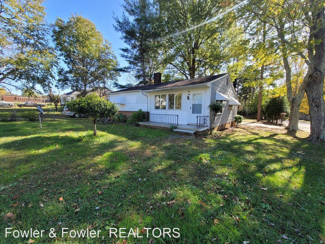 Primary Photo - 3 br, 1 bath House - 2000 E. Russell Ave