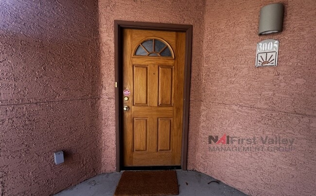 Building Photo - 1 Bedroom, 1 Bath with a Single Car Garage