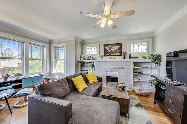 Living Room - 5926 N Hermitage Ave