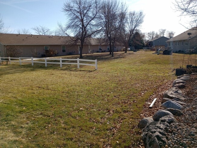 Foto del edificio - Three bedroom two bathroom twin home