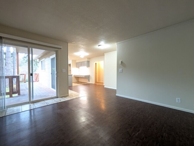 Building Photo - Great 3-Bedroom, 1-Bath Duplex In The Frie...