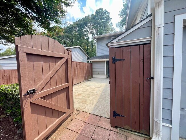Foto del edificio - 5014 Meadow Ln