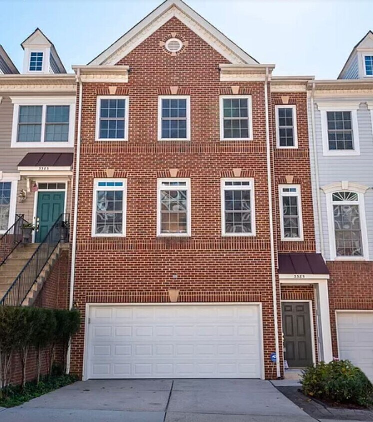 Foto principal - Astonishing 4 Level Townhome in Alexandria...