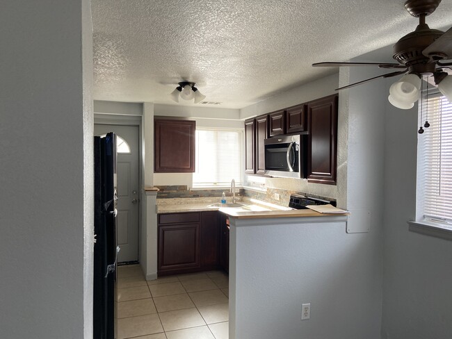 Kitchen - 1540 Valentia St