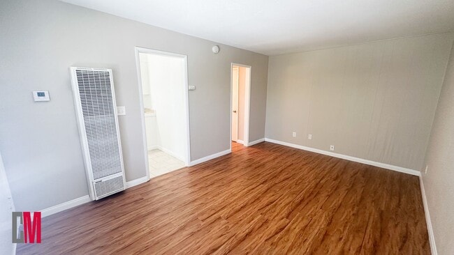 Interior Photo - 2855-2865 A St