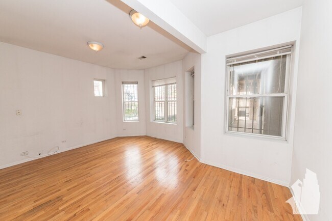 Building Photo - 1042 N Damen Ave