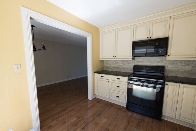 Building Photo - Beautiful End Unit with Nature Views!