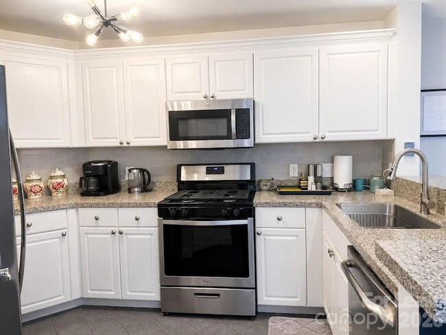 Building Photo - 18015 Kings Point Dr