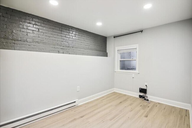 Building Photo - 232 14th Pl NE