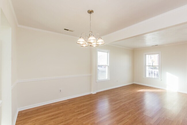 Building Photo - Charming 3-bedroom 2.5 bath townhome-style...