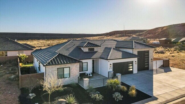 Foto del edificio - "Beautiful 4-Bed Oasis with 2.5 Baths in Serene Dixie Springs Community"