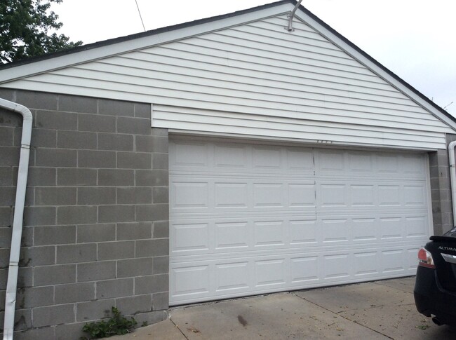 Foto del edificio - 3 bedroom updated South Omaha home with GA...