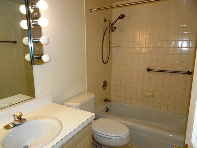 Foto del edificio - 208 Kenston Ct