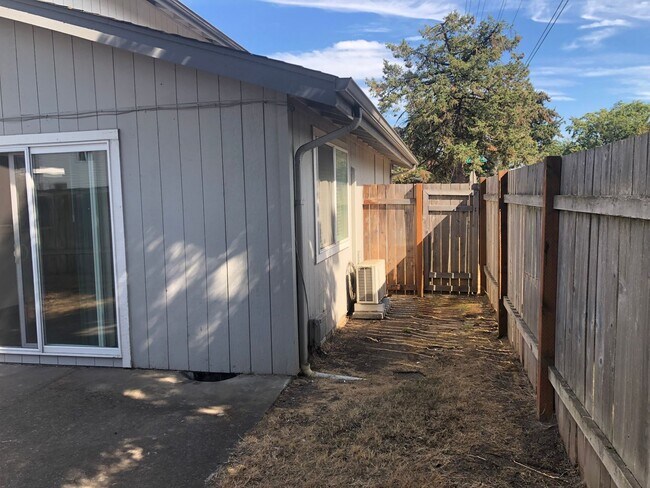 Building Photo - Updated 2 bedroom 1.5 bathroom duplex!