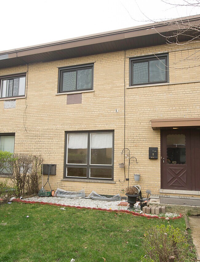 Foto del edificio - 623 Maple Ct