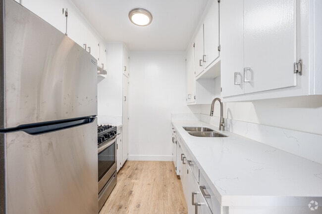2BR, 1BA - 822SF - Kitchen - 5330 Corteen