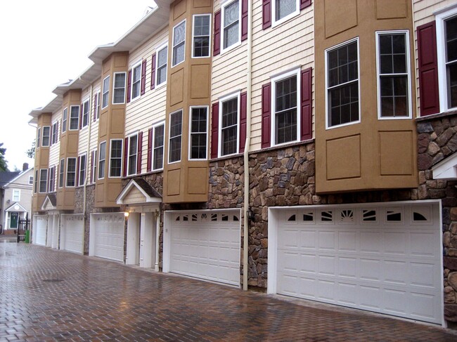 Foto del edificio - 330 Maple Ave