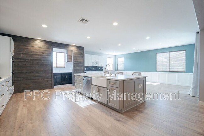 Foto del edificio - 18465 W Desert Ln