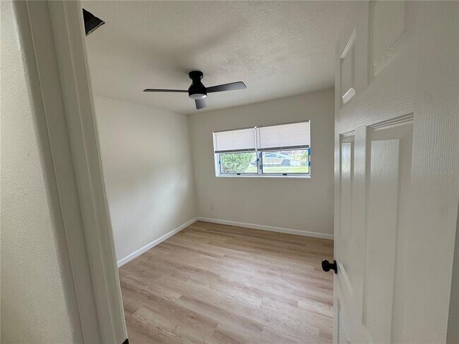 Foto del edificio - 1589 Viburnum Ln